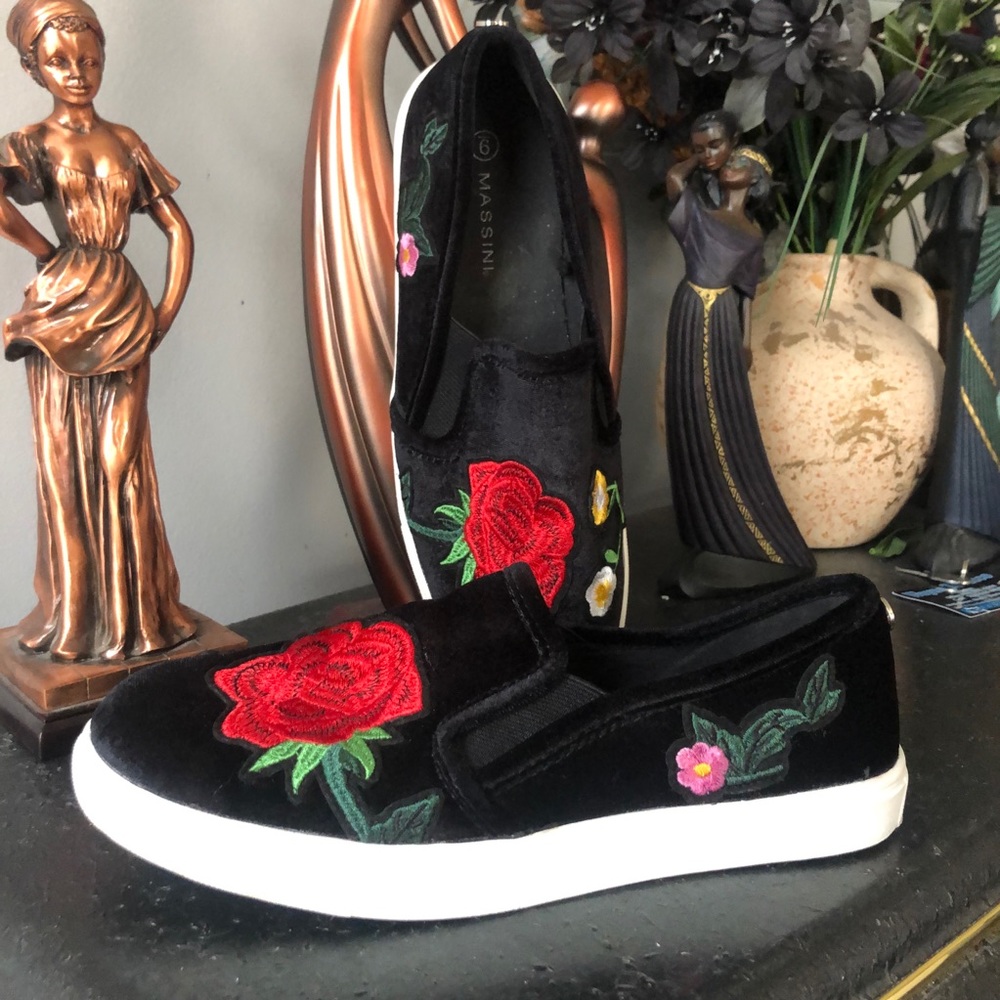 Black velvet loafers with red roses